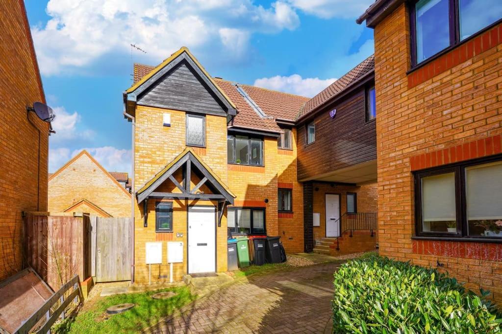 Comfy Mk House Free Parking Fast Wifi Holiday home Milton Keynes