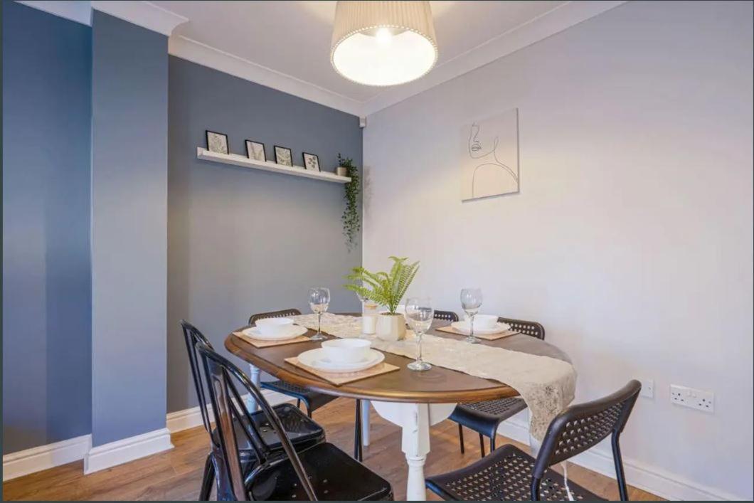 Comfy Mk House Free Parking Fast Wifi Holiday home Milton Keynes